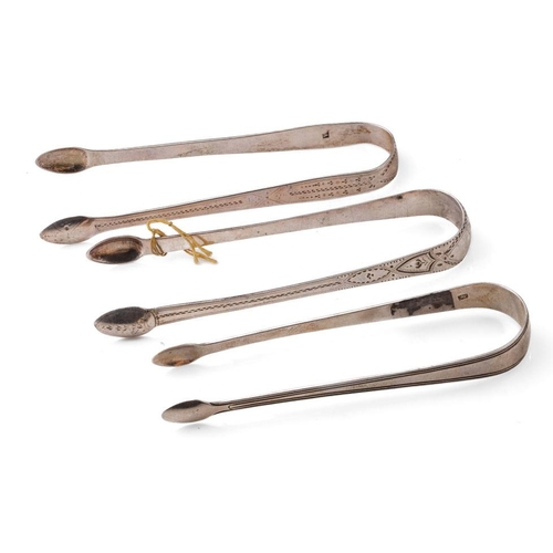 99 - A trio of Georgian sugar tongs, one with bright cut decoration and 2 similar, 92.7 grams (3).