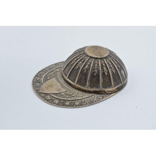 114 - Novelty silver caddy spoon in the form of a jockey's hat, 5.cm long, 10.7 grams, Sheffield, circa 19... 