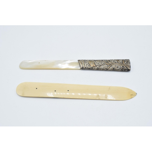 119 - Small silver and Mother of Pearl page turner, London 1904, 16cm long, together with a similar page t... 