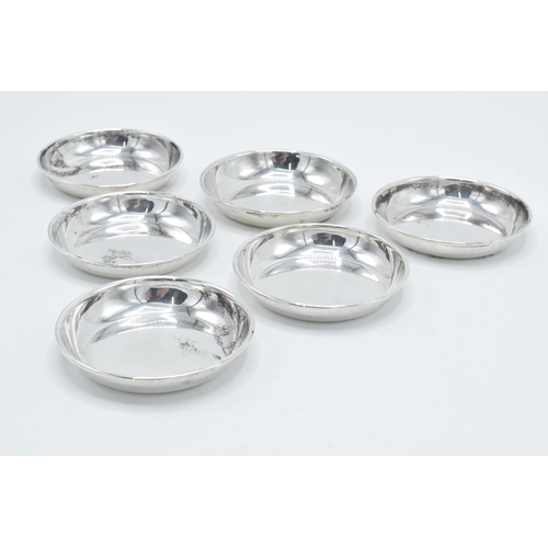 128 - A set of 6 hallmarked silver shallow dishes, 109.3 grams, London, circa 1955, 6.25cm diameter (6).