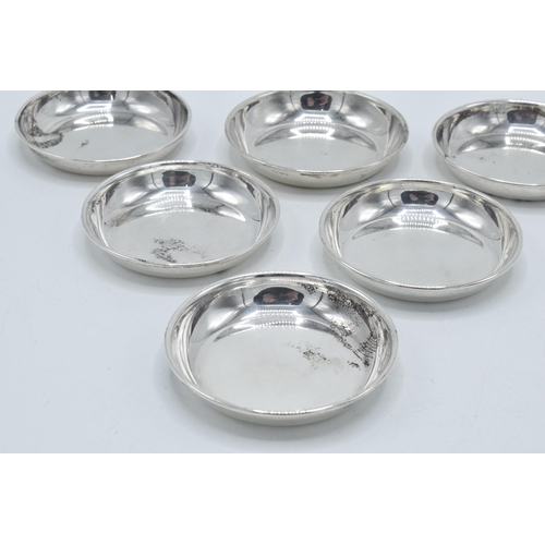 128 - A set of 6 hallmarked silver shallow dishes, 109.3 grams, London, circa 1955, 6.25cm diameter (6).