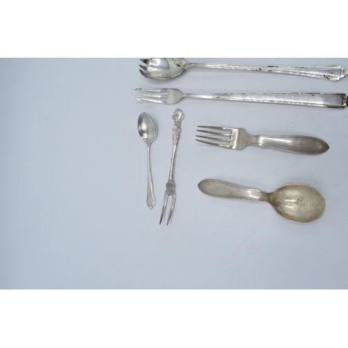 129 - A collection of hallmarked silver cutlery to include pickle forks, tea spoons and others, 213.6 gram... 