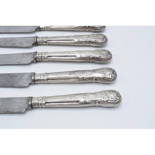 142 - A set of 5 silver handled knives, 'Goldsmiths Alliance Cornhill'.