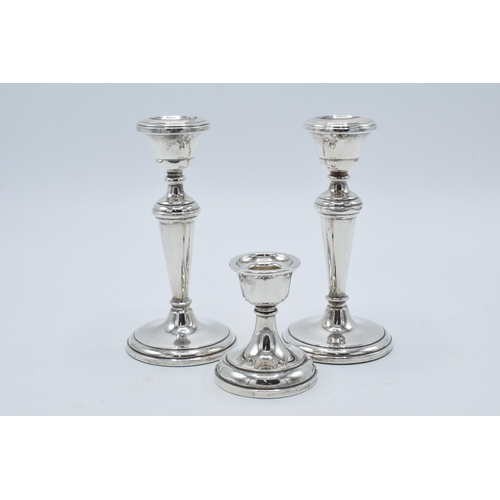 156 - A near pair of hallmarked silver candlesticks, made by W I Broadway & Co, Birmingham 1984 and 1989, ... 