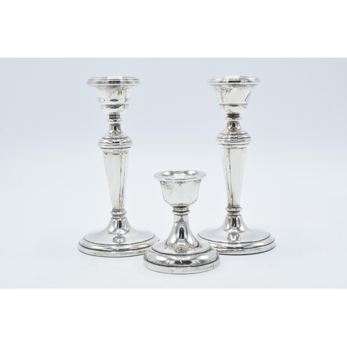 156 - A near pair of hallmarked silver candlesticks, made by W I Broadway & Co, Birmingham 1984 and 1989, ... 