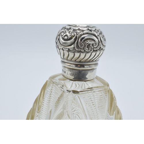 181 - Victorian silver topped perfume bottle with fan-style glass, London 1897, J Grinsell & Sons, with sc... 