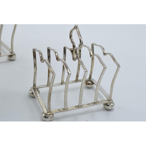 197 - A pair of silver toast racks with each having space for 4 slices, Birmingham 1925, Adie Bros, 73.0 g... 