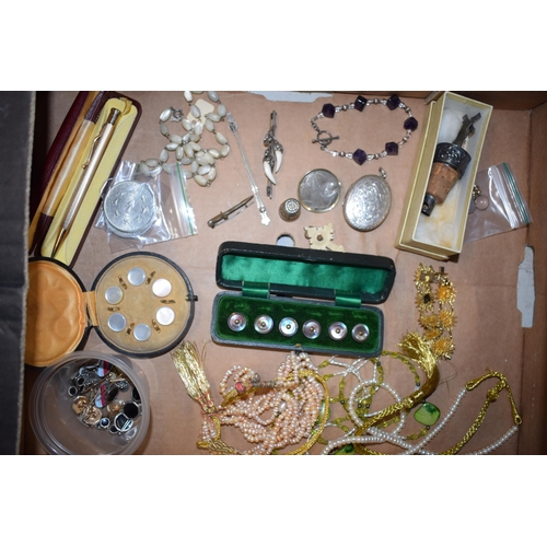 250 - A mixed collection of jewellery and accessories to include cased buttons, a lockett, coins and other... 