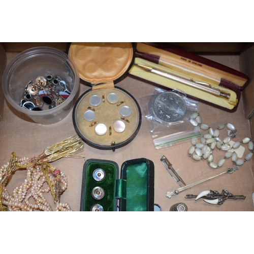 250 - A mixed collection of jewellery and accessories to include cased buttons, a lockett, coins and other... 