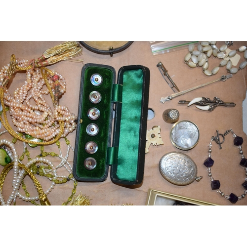 250 - A mixed collection of jewellery and accessories to include cased buttons, a lockett, coins and other... 