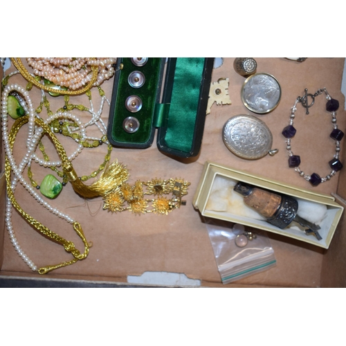 250 - A mixed collection of jewellery and accessories to include cased buttons, a lockett, coins and other... 