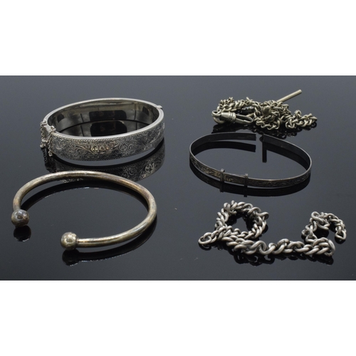 299 - A collection of silver jewellery to include a silver hollow hinged bangle, a torque bangle, part sil... 