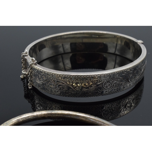 299 - A collection of silver jewellery to include a silver hollow hinged bangle, a torque bangle, part sil... 