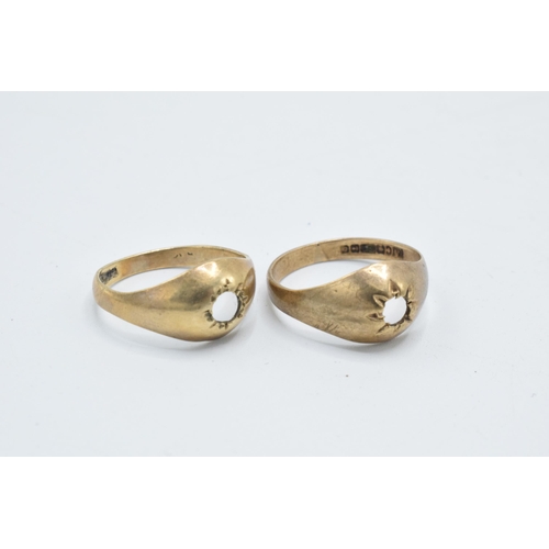 321 - A pair of 9ct gold rings, 2.9 grams, both missing stones (2), size K.