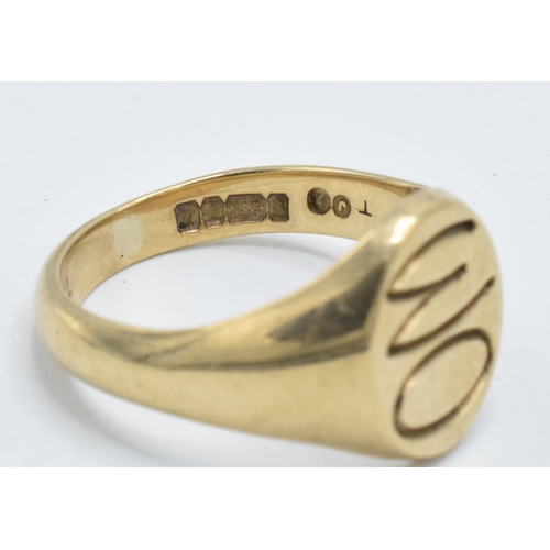 324 - 9ct gold signet ring, 8.0 grams, with initials 'WO' or 'OM' engraved, size V.