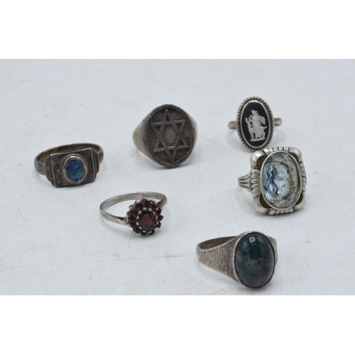 331 - A collection of 6 silver rings to include an opal example, a Wedgwood Jasperware ring and others (6)... 