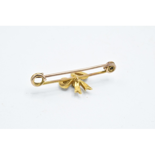 340 - 9ct gold brooch with bow, set with a sapphire and pearls, 2.3 grams, 3.5cm wide.