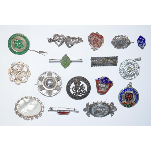 391 - An interesting collection of silver jewellery to include enamelled fobs, Victorian brooches, pendant... 