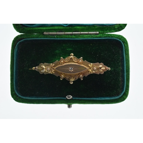 413 - 9ct gold bar brooch set with diamond chip, 3.9 grams, in box.