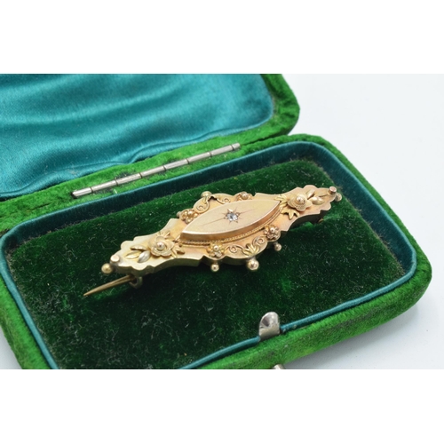 413 - 9ct gold bar brooch set with diamond chip, 3.9 grams, in box.