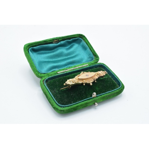 413 - 9ct gold bar brooch set with diamond chip, 3.9 grams, in box.