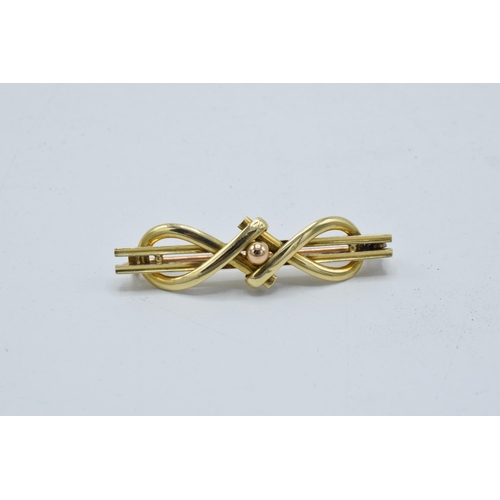 414 - 15ct gold bar brooch. 3.3 grams, 4.5cm wide.