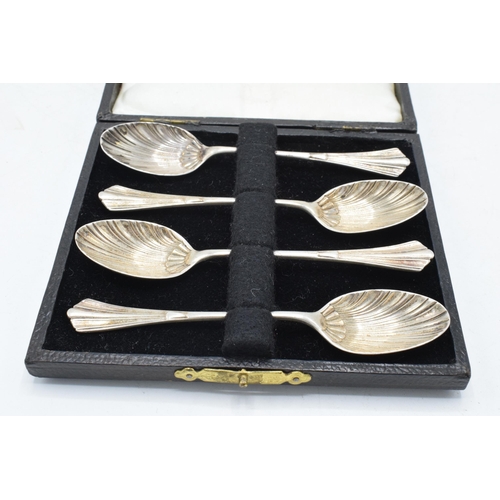 88 - A set of 4 hallmarked silver tea spoons with shell bowls, Sheffield 1909, 42.9 grams, Mappin & Webb.