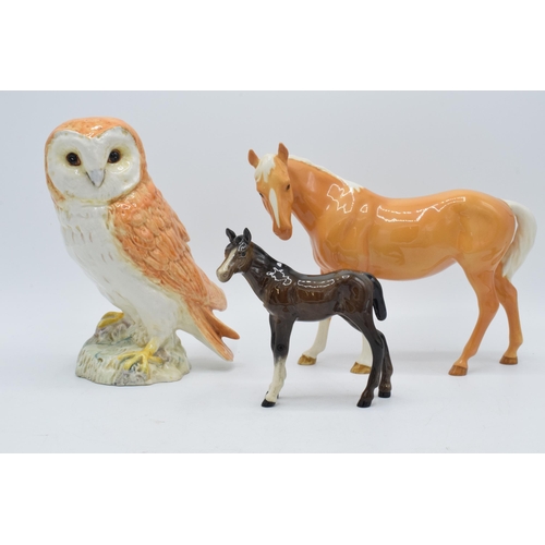 59 - Beswick palomino mare facing left 976, barn owl 1046, a Siamese cat 1558 and a brown foal together w... 
