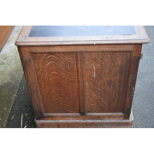 480 - Edwardian oak double pedestal desk with pull out drawers and black leather insert, 139 x 75 x 78cm t... 