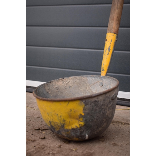 474 - Vintage British Rail metal scoop on wooden handle, 191cm tall.