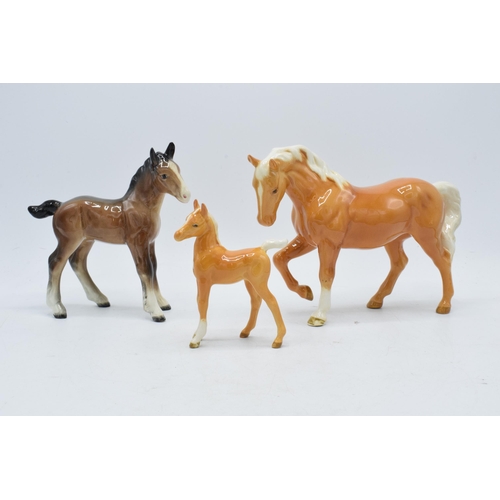 62 - Beswick palomino stocky jogging mare together with large brown foal with palomino foal (3).