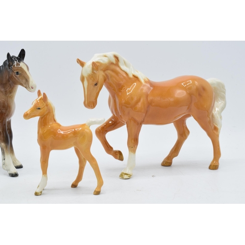 62 - Beswick palomino stocky jogging mare together with large brown foal with palomino foal (3).