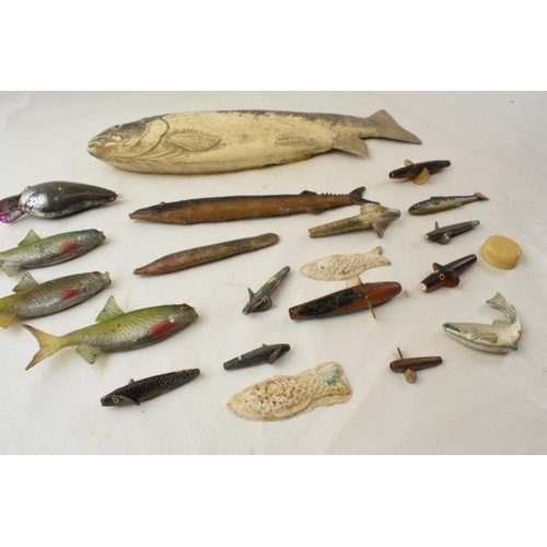 460 - A good selection of vintage fishing lures includes Hardy and some nice scratch built examples.