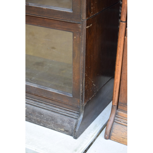 488 - Early 20th century three section barrister's bookcase with sliding doors with brass knobs, Globe Wer... 