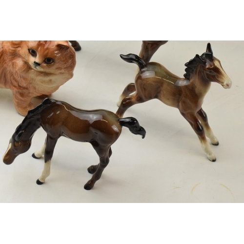 71 - Beswick to include a ginger cat, a brown thoroughbred facing right with 2 brown foals (4).