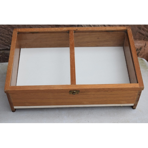 513 - Vintage wooden angled display cabinet with lift up lid, 44x32x22.