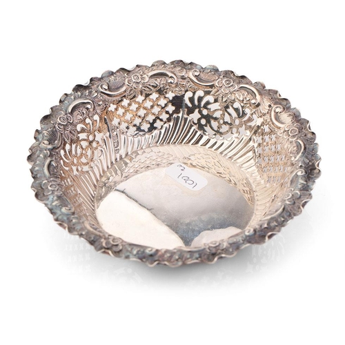 Hallmarked silver ornate pierced bonbon dish, 58.2 grams / 1.87 oz, 11.5cm diameter, Sheffield 1894.