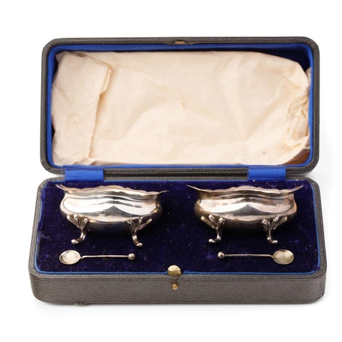 284 - A cased pair of hallmarked silver salts with spoons, Chester 1920, 79.4 grams.