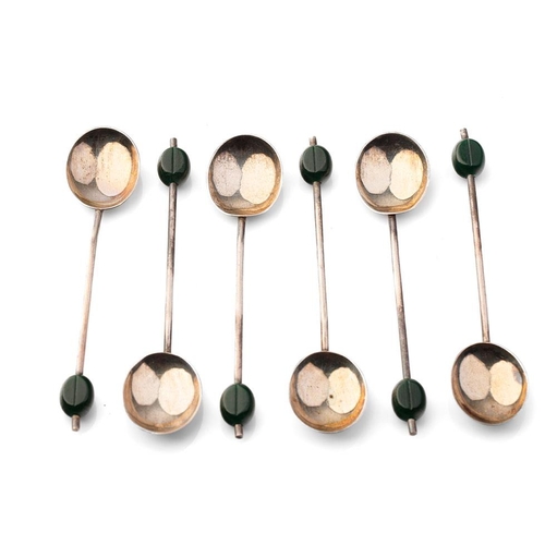 299 - A set of 6 silver tea spoons with coffee bean finials, 39.3 grams, Birmingham 1932 (6).