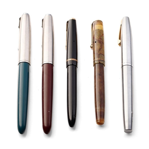 383 - A collection of fountain pens to include 4 Parker examples and a Sheaffer fountain pen, 2 with 14ct ... 