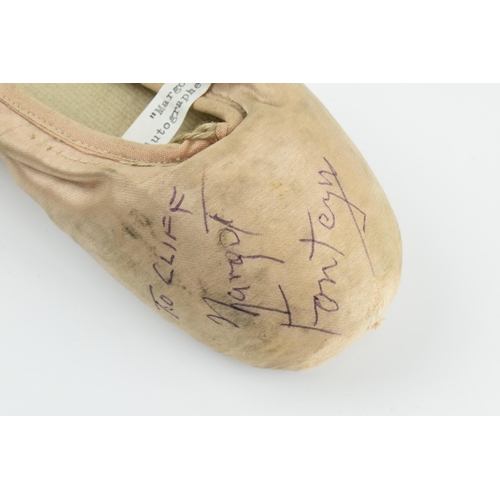 174 - Margot Fonteyn: a single pink ballet pointe shoe, signed by Fonteyn 'To Cliff Margot Fonteyn', 22cm ... 