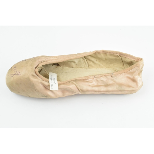 174 - Margot Fonteyn: a single pink ballet pointe shoe, signed by Fonteyn 'To Cliff Margot Fonteyn', 22cm ... 