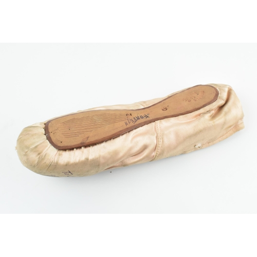 174 - Margot Fonteyn: a single pink ballet pointe shoe, signed by Fonteyn 'To Cliff Margot Fonteyn', 22cm ... 