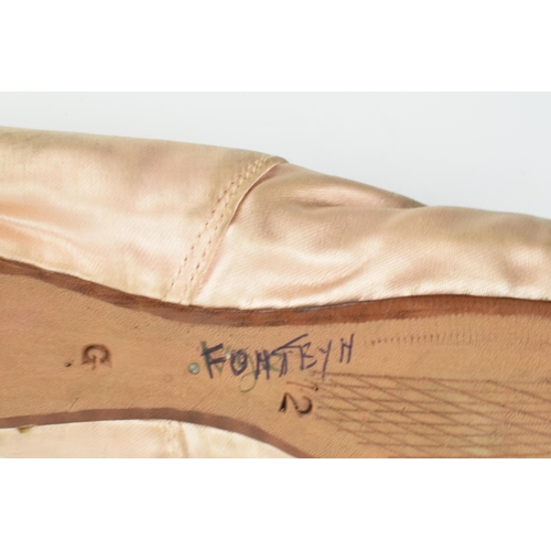 174 - Margot Fonteyn: a single pink ballet pointe shoe, signed by Fonteyn 'To Cliff Margot Fonteyn', 22cm ... 