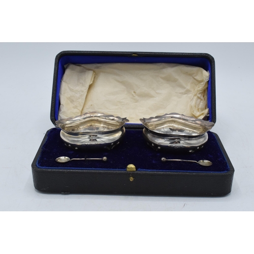 284 - A cased pair of hallmarked silver salts with spoons, Chester 1920, 79.4 grams.