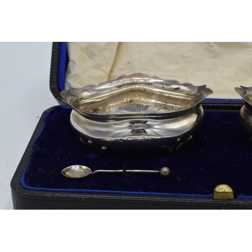 284 - A cased pair of hallmarked silver salts with spoons, Chester 1920, 79.4 grams.