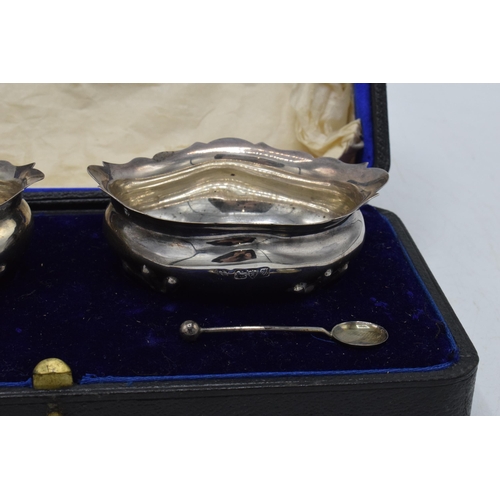 284 - A cased pair of hallmarked silver salts with spoons, Chester 1920, 79.4 grams.