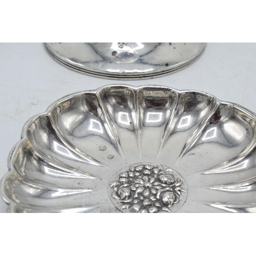 285 - A collection of silver to include a silver inkwell Birmingham 1919, 2 pairs of sugar nips with claw ... 