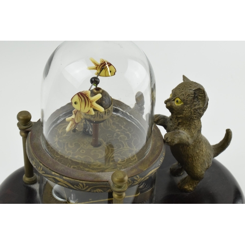 498 - Good quality reproduction novelty clock in the form of a cat watching fish under a glass dome, in wo... 