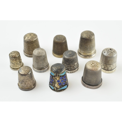 315 - A collection of sterling silver thimbles, one with enamelled decoration, mostly hallmarked, 34.4 gra... 